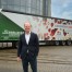 Nikolaus Külps, CEO bei Schnellecke Logistics, vor dem auffällig gestalteten Auflieger.